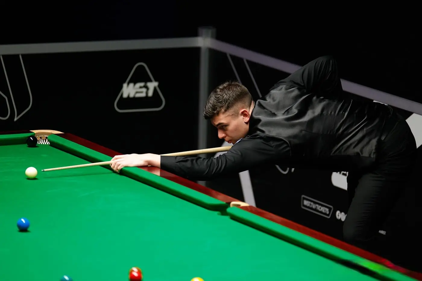 晚间的比赛, 他目前凭借 晚间的比赛, 他目前凭借